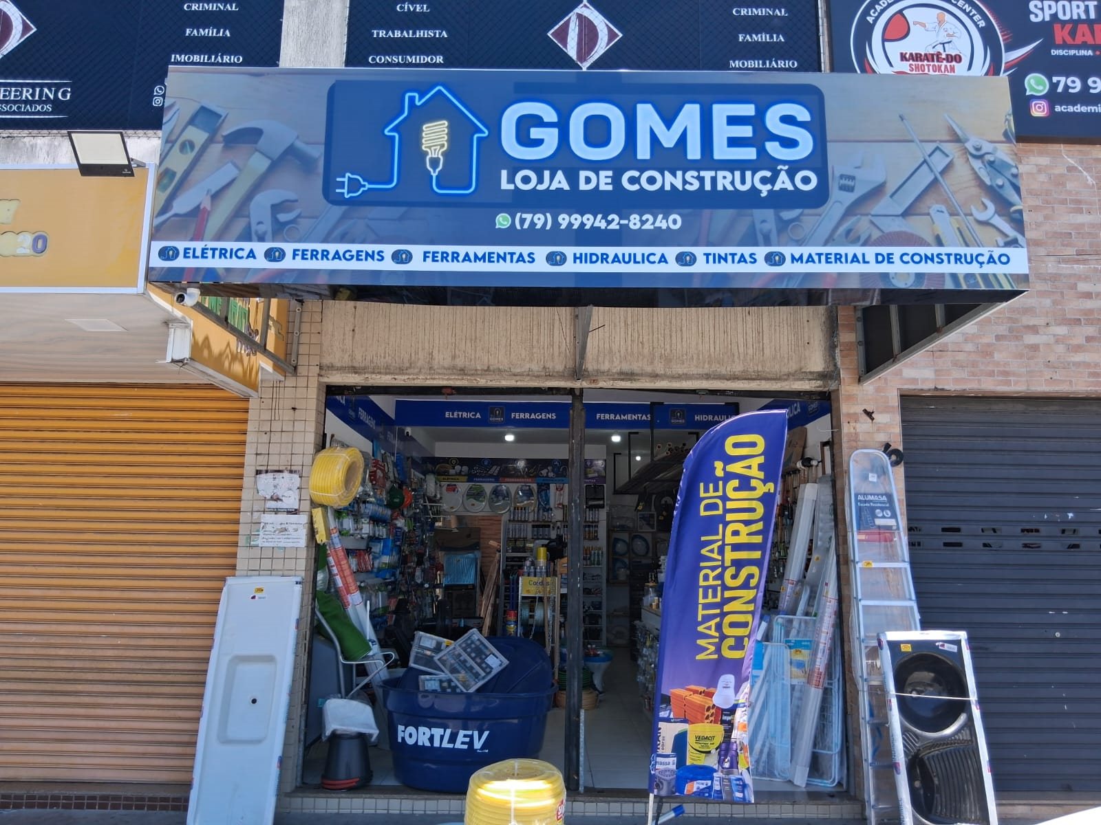 Fachada azul da Gomes Loja de Construção em João Alves