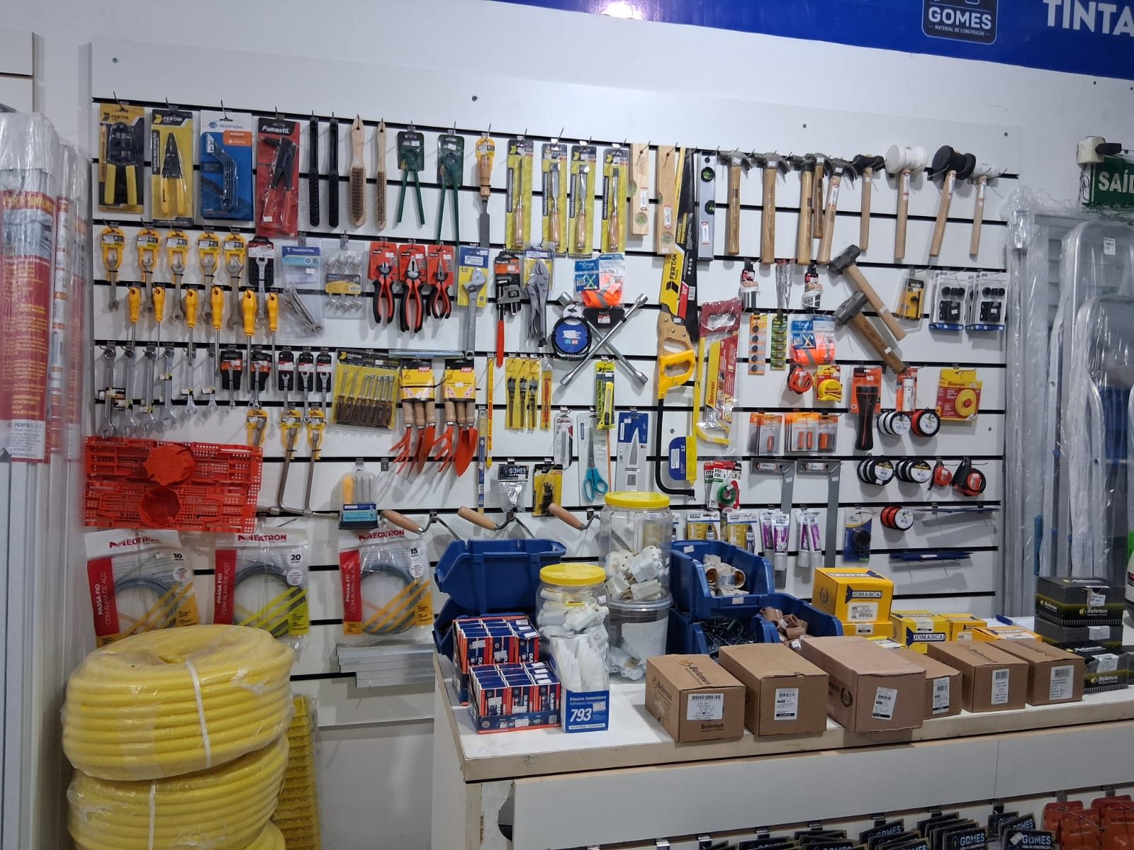 Painel de ferramentas e ferragens disponíveis na loja