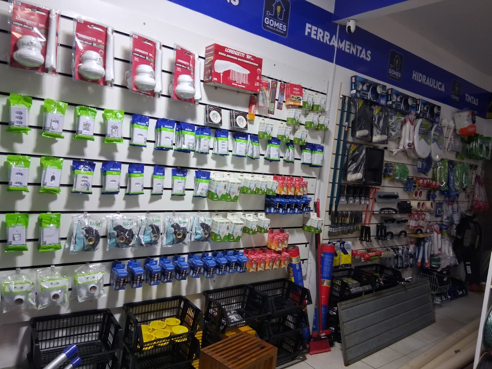 Prateleiras de conexões e materiais hidráulicos
