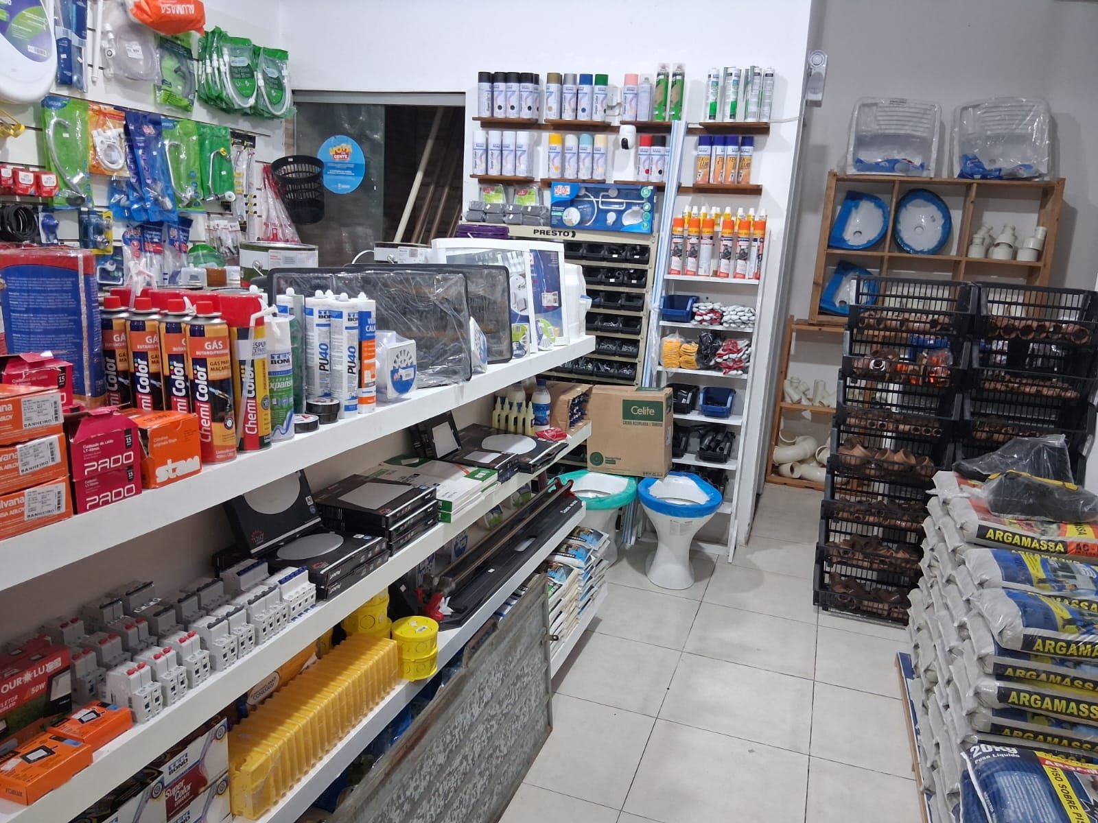 Tintas e acessórios nas prateleiras da Gomes